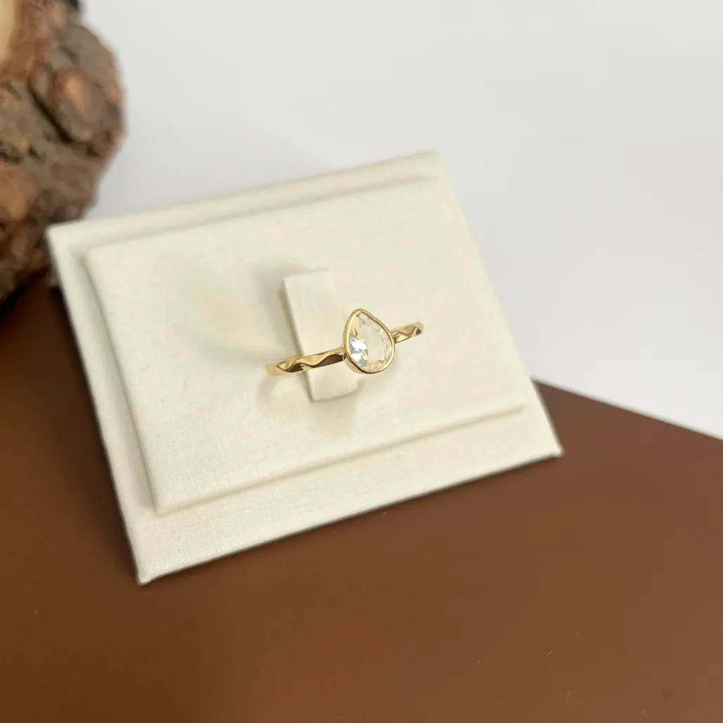 ANEL ARO COM DETALHES E PEDRA GOTA CRISTAL