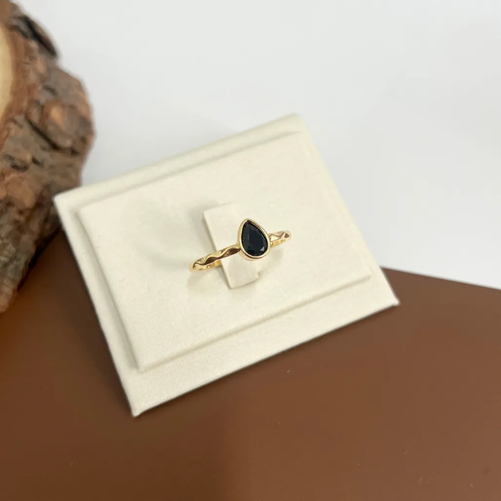 ANEL ARO COM DETALHES E PEDRA GOTA PRETA