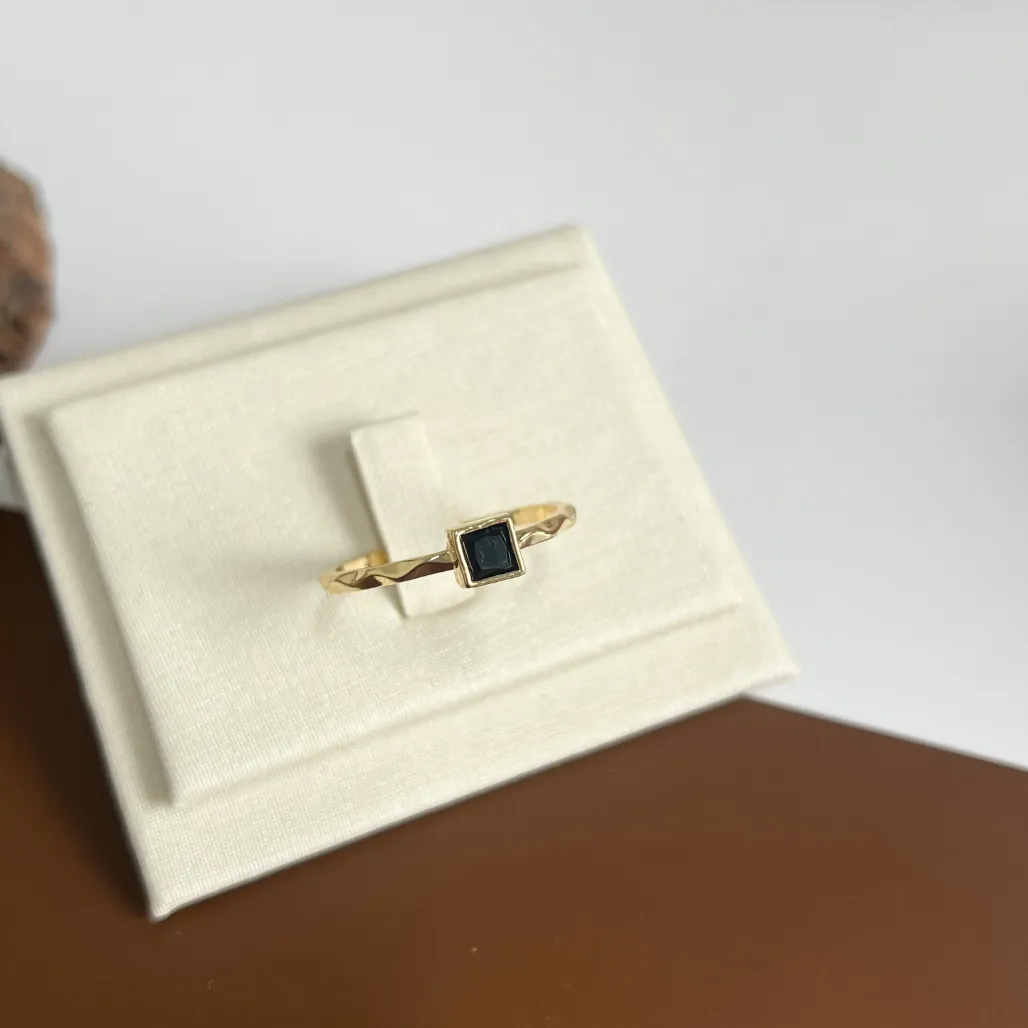 ANEL ARO COM DETALHES E PEDRA QUADRADA PRETA
