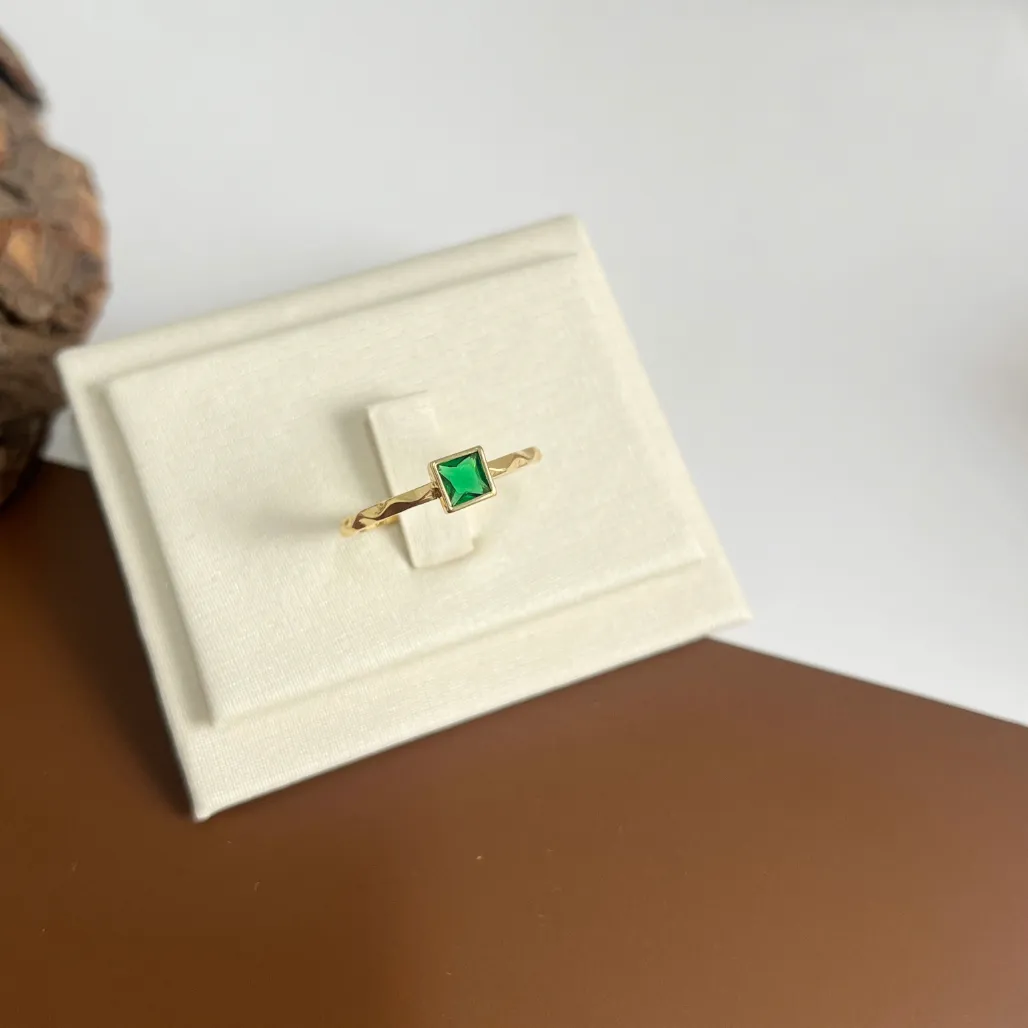 ANEL ARO COM DETALHES E PEDRA QUADRADA VERDE