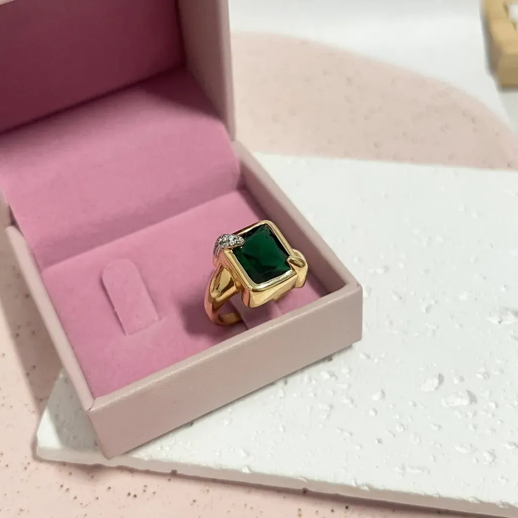 ANEL PEDRA QUADRADA VERDE ESMERALDA E MICRO ZIRCONIAS