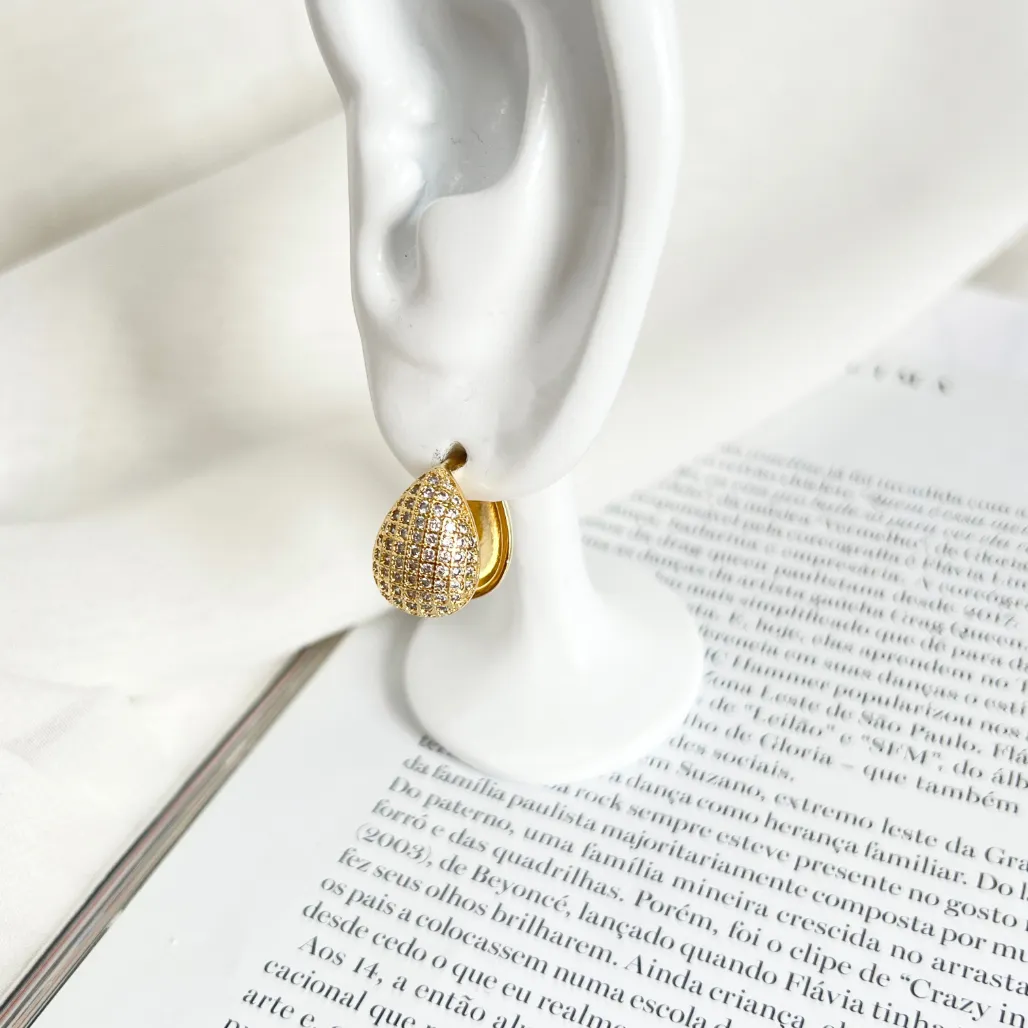 BRINCO ARGOLA ARTICULADA FORMATO GOTA GRAVEJADA