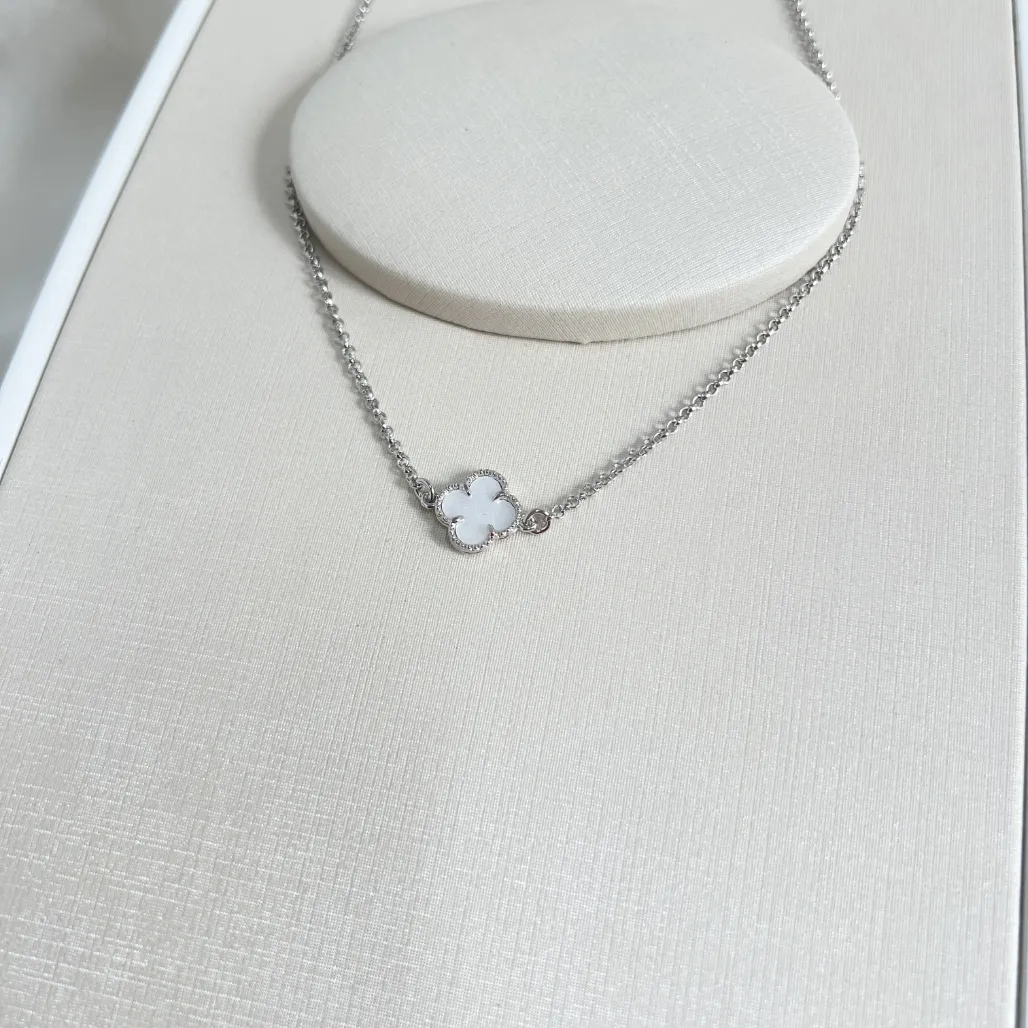 COLAR CHOKER MINI TREVO BRANCO 45CM