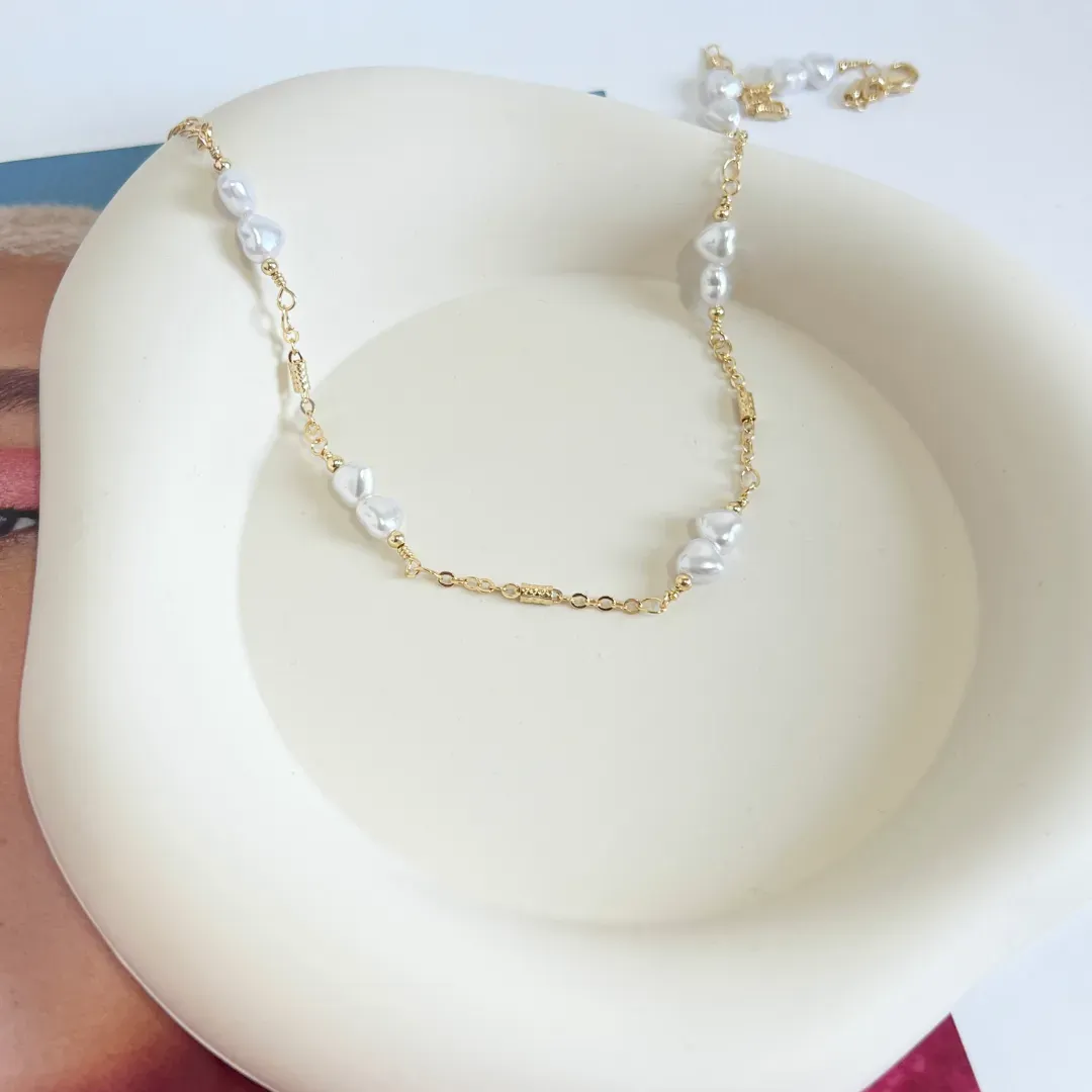 COLAR CHOKER PÉROLAS FORMATO CORAÇÃO 40CM