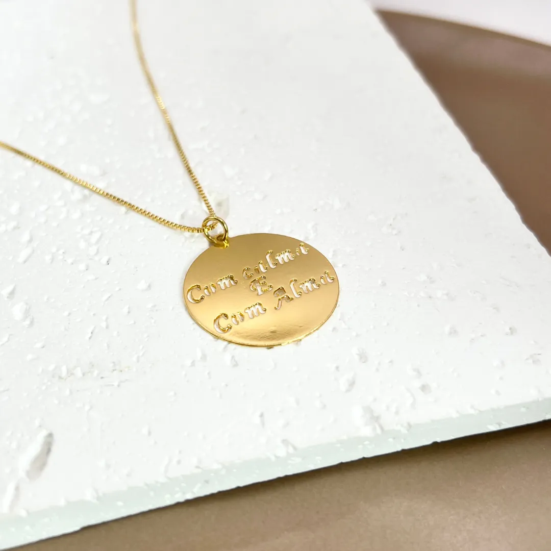 COLAR MEDALHA COM CALMA E COM ALMA
