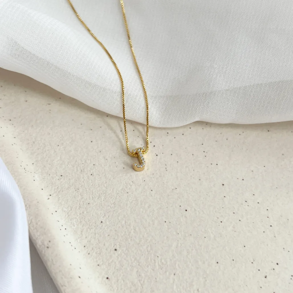 COLAR MINI LETRA CRAVEJADA MICRO ZIRCONIAS - J