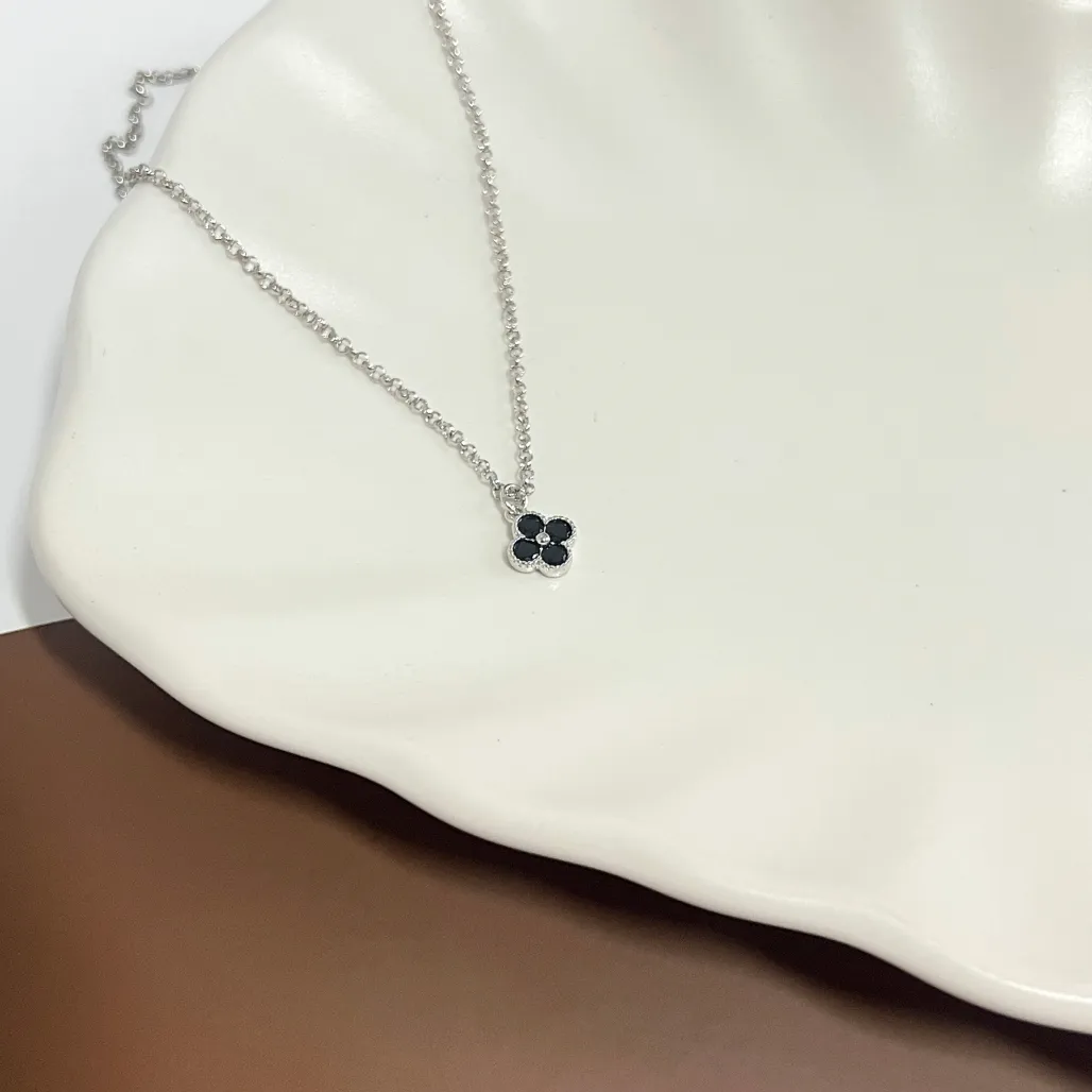COLAR MINI TREVO PRETO 4 PEDRINHAS