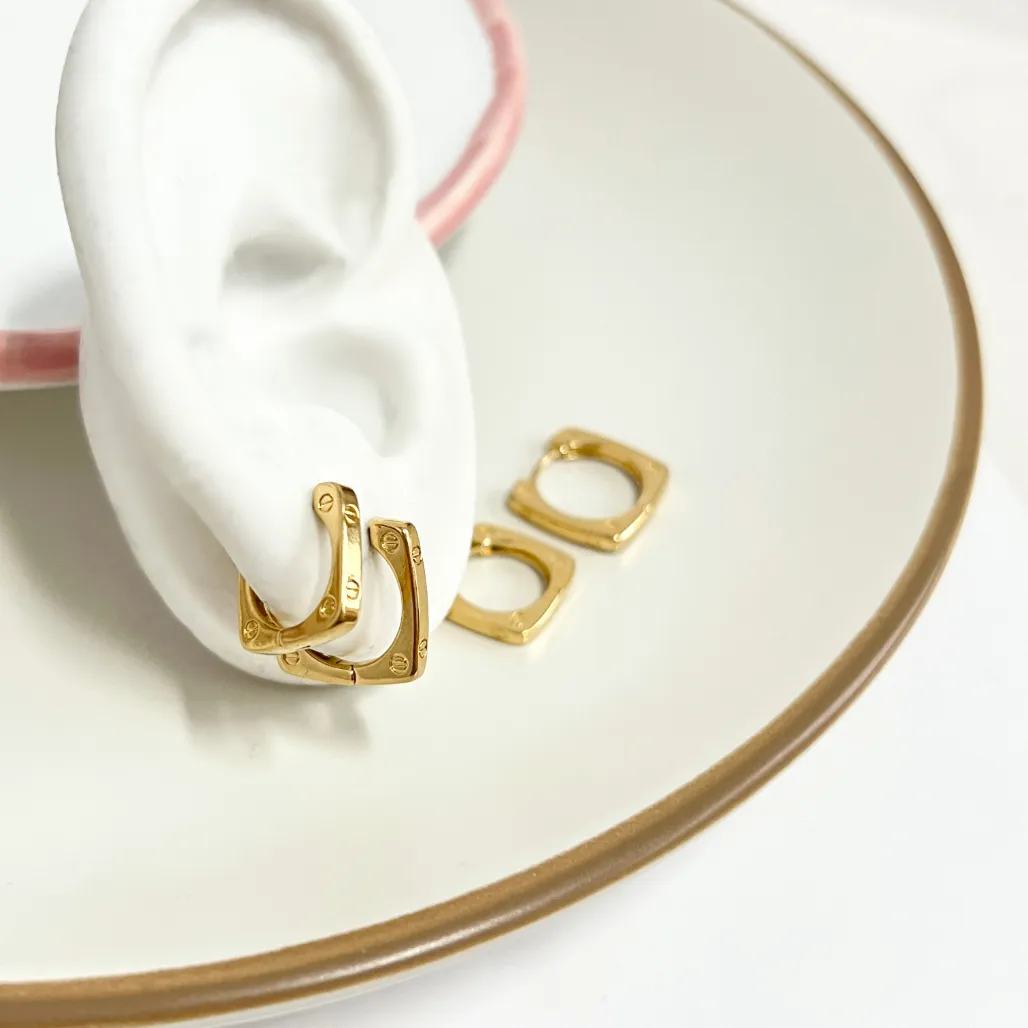 DUPLA ARGOLAS QUADRADAS COM DETALHE CARTIER