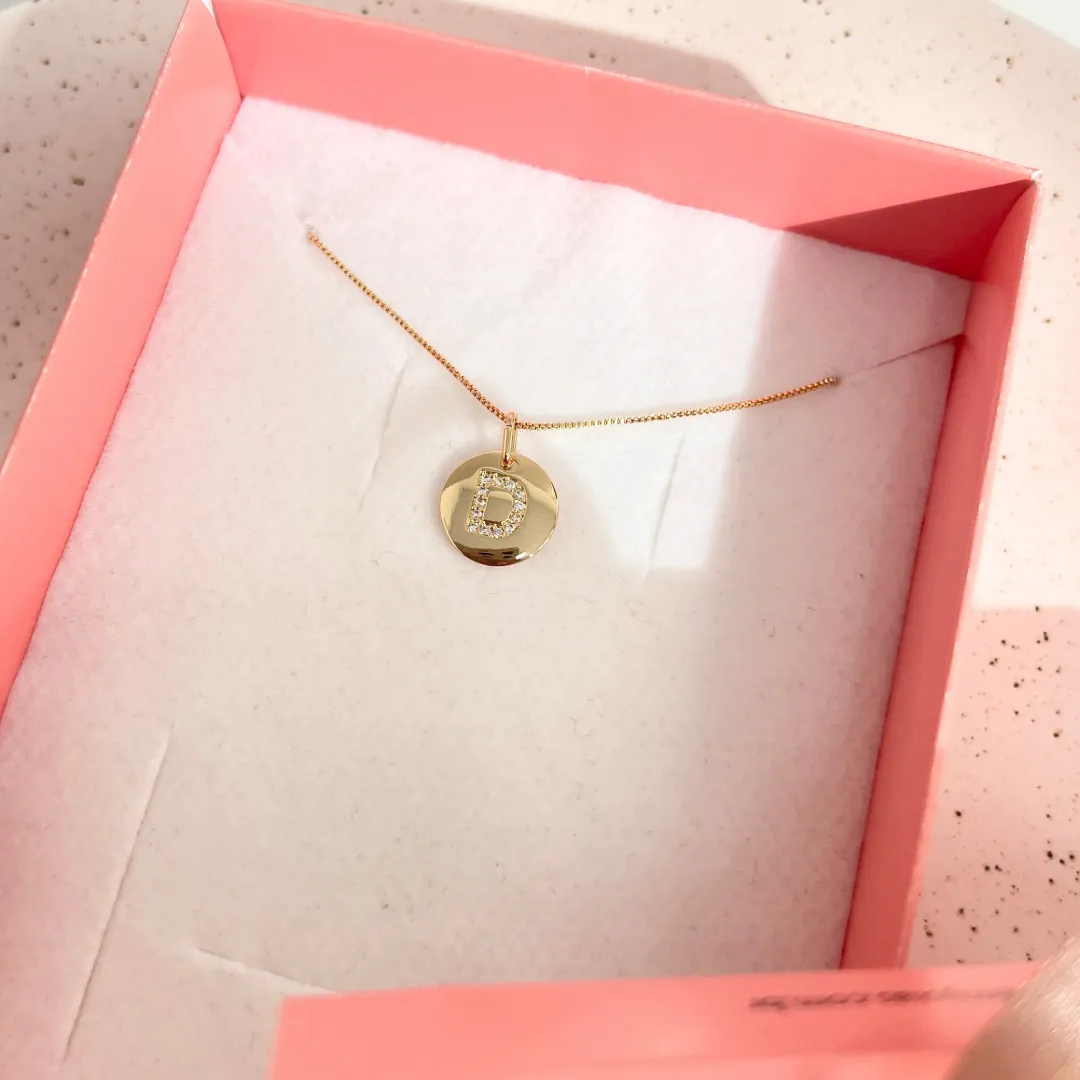 COLAR MINI MEDALHA DE LETRA - D