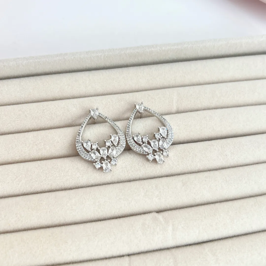 BRINCO FESTA MÉDIO GOTA COM ZIRCONIAS