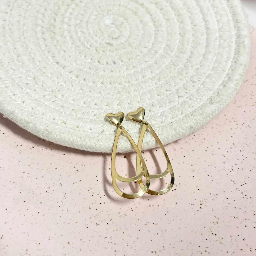 BRINCO PINO CORAÇÃO COM GOTA PENDURADA EM CHAPA
