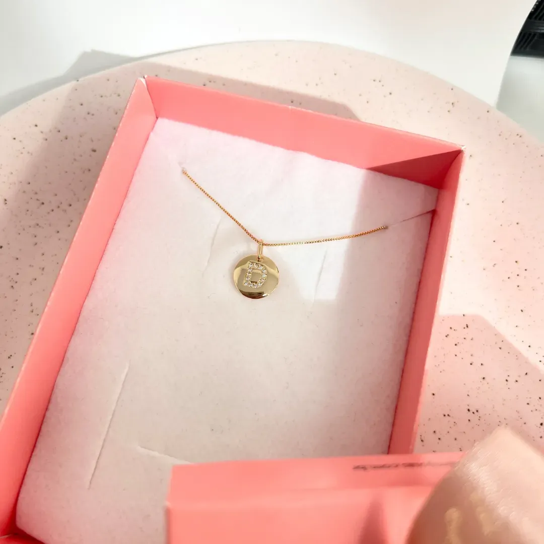 COLAR MINI MEDALHA DE LETRA - D
