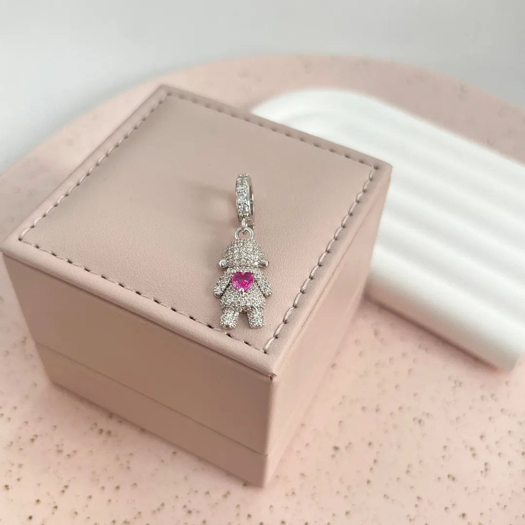 PINGENTE MENINA CRAVEJADO COM CORAÇÃO PINK