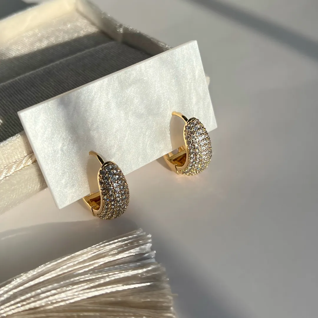 BRINCO ARGOLA GOTA ARTICULADA MICRO ZIRCONIAS / DETALHES EM CORAÇÃO