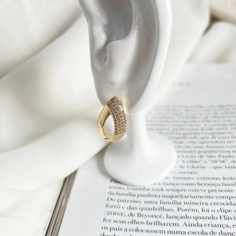 BRINCO GOTA PINO VAZADO COM DETALHE EM MICRO ZIRCONIA
