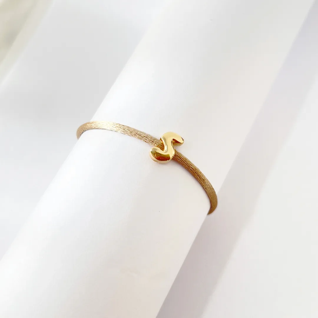 PULSEIRA FIO DE CERA COM PINGENTE DE LETRA - S