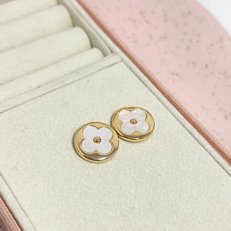 BRINCO BOTÃO COM TREVO EM MADRE PÉROLA BRINCO BOTÃO COM TREVO EM MADRE PÉROLA