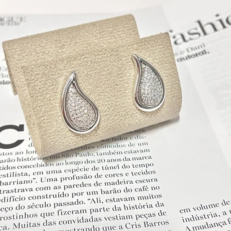 BRINCO GOTA CRAVEJADO COM BORDA LISA BRINCO GOTA CRAVEJADO COM BORDA LISA