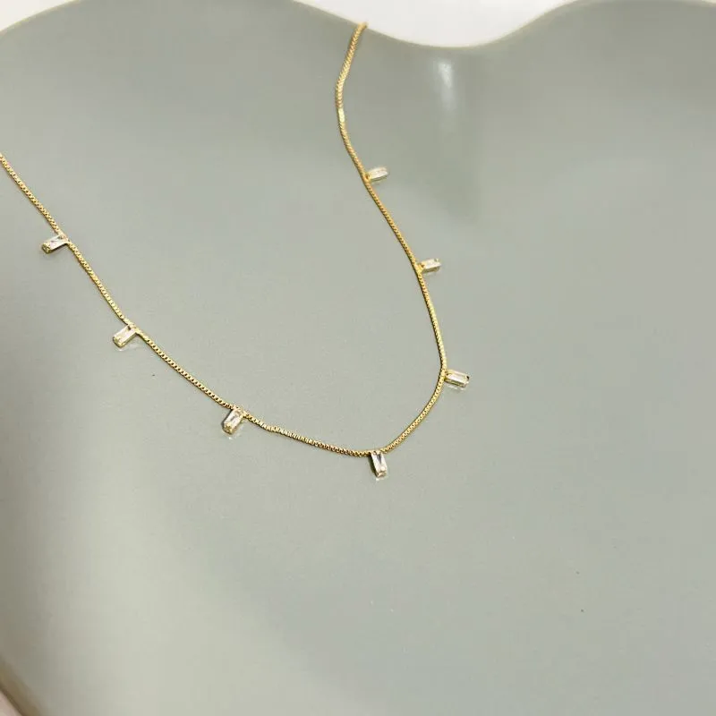 COLAR CHOKER COM 7 MINI PEDRAS BAGUETE