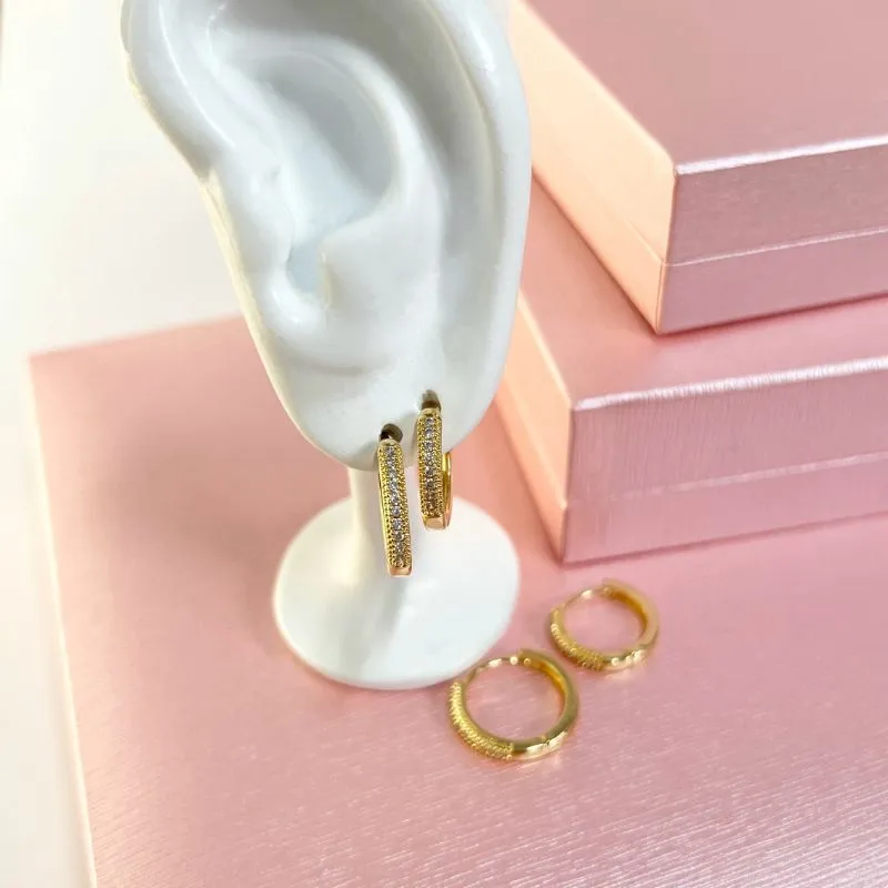 DUPLA ARGOLAS FINAS CRAVEJADAS COM DETALHES NAS LATERAIS DUPLA ARGOLAS FINAS CRAVEJADAS COM DETALHES NAS LATERAIS