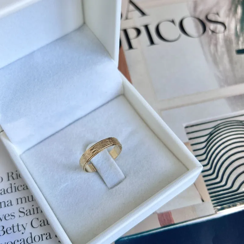 ANEL ALIANÇA DIAMANTADA COM DETALHES EM ESCRAVA