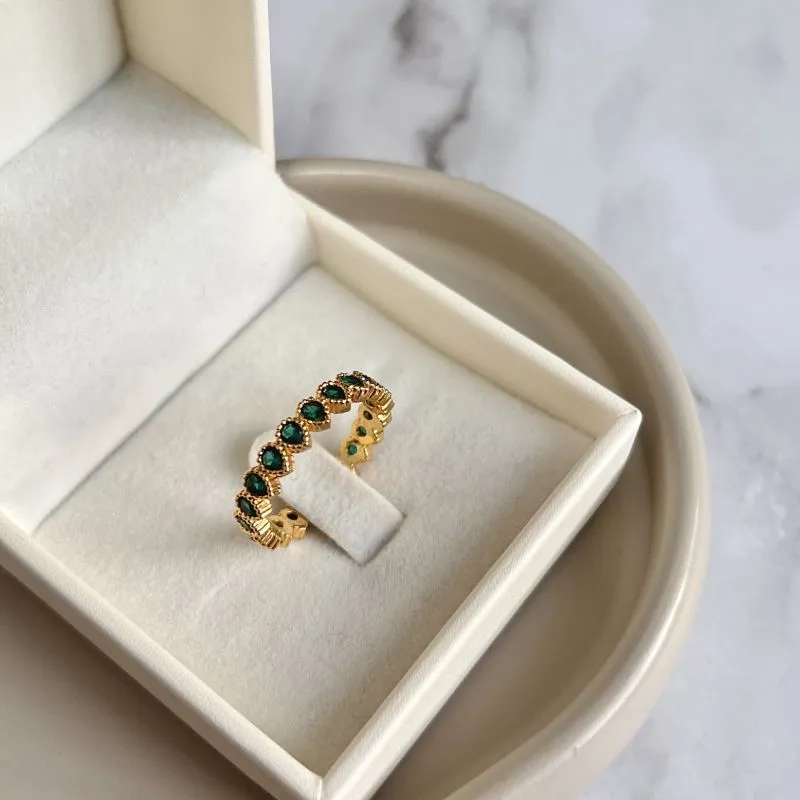 ANEL TODO EM GOTAS E PEDRA VERDE ESMERALDA ANEL TODO EM GOTAS E PEDRA VERDE ESMERALDA