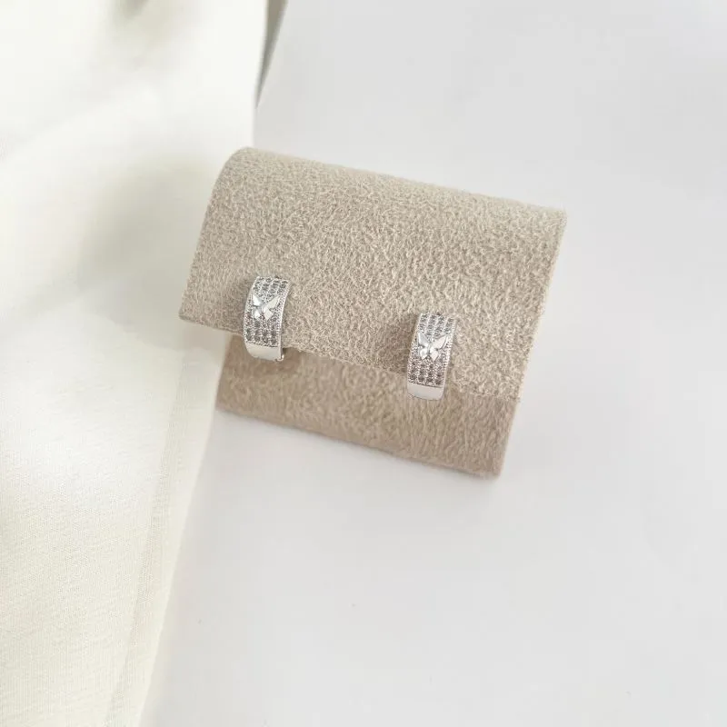 BRINCO ARGOLA ARTICULADA CRAVEJADA COM BORBOLETA BRINCO ARGOLA ARTICULADA CRAVEJADA COM BORBOLETA