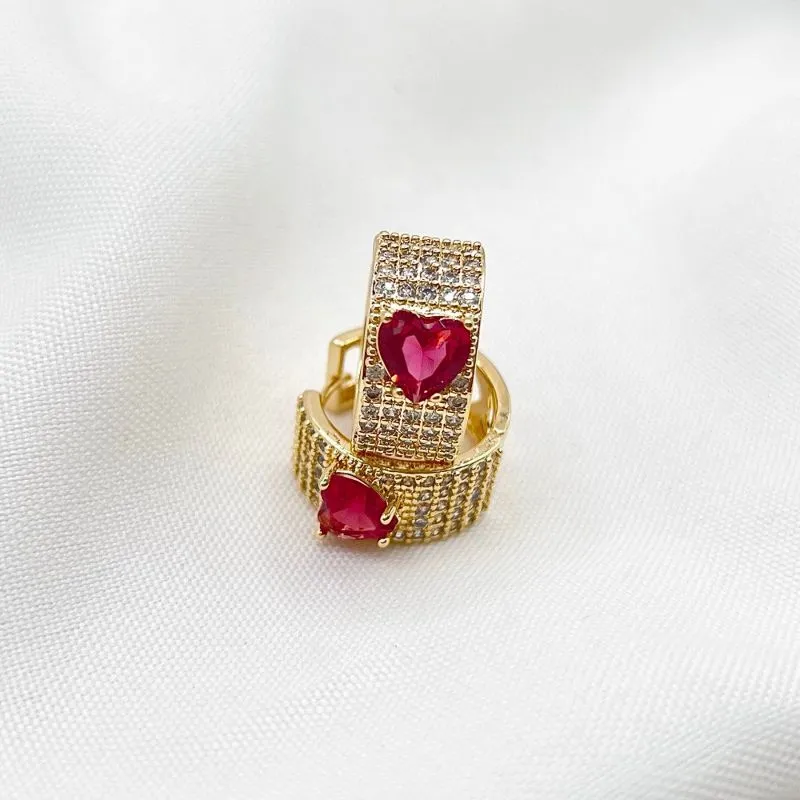 BRINCO ARGOLA CRAVEJADA COM CORAÇÃO DE PEDRA BRINCO ARGOLA CRAVEJADA COM CORAÇÃO DE PEDRA