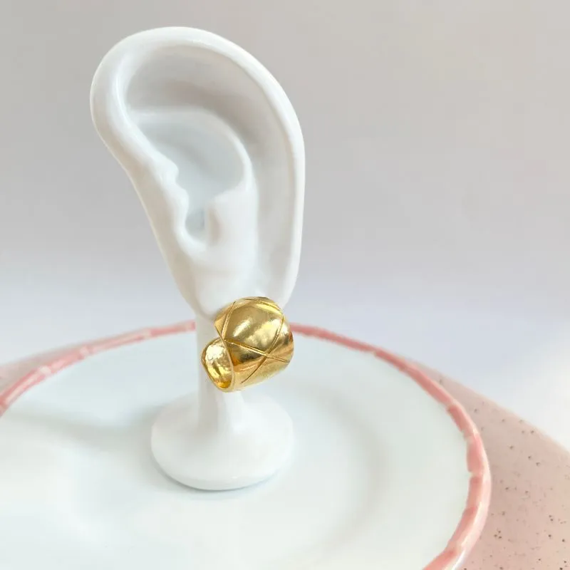 BRINCO ARGOLA LARGA COM DETALHES BRINCO ARGOLA LARGA COM DETALHES