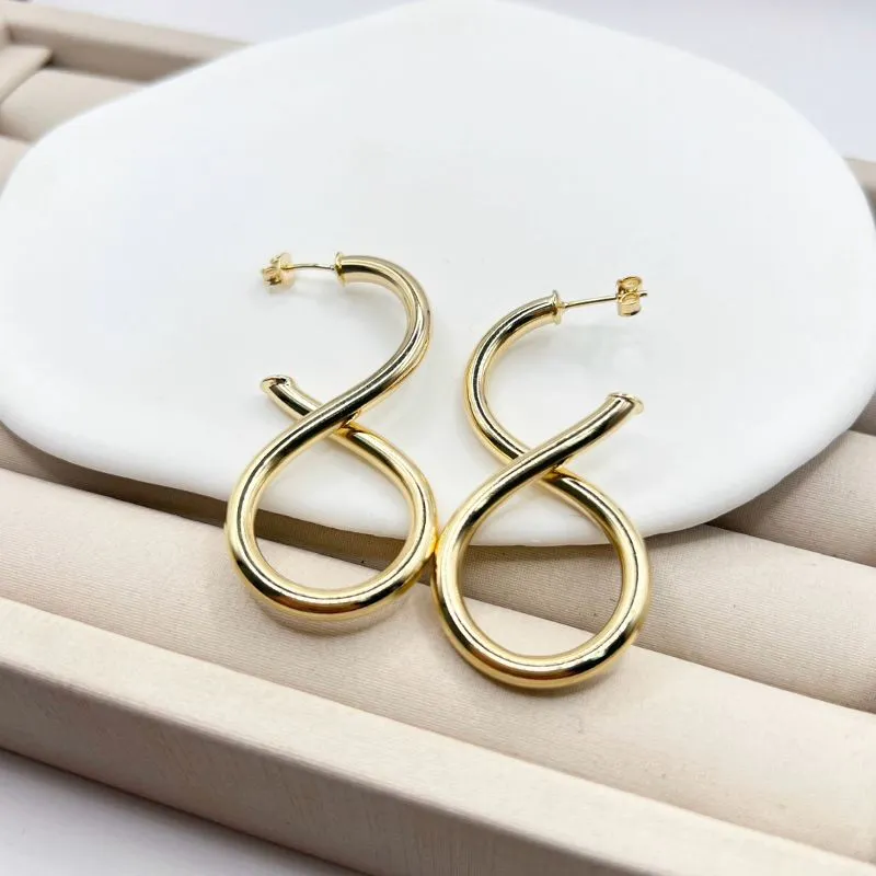 BRINCO ARGOLA TUBO EM FORMATO DE INFINITO BRINCO ARGOLA TUBO EM FORMATO DE INFINITO