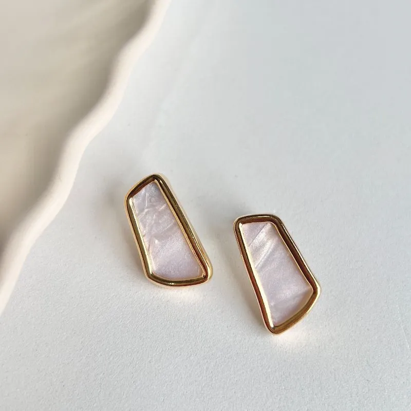 BRINCO ORGÂNICO COM ACRÍLICO MADRE PÉROLA BRINCO ORGÂNICO COM ACRÍLICO MADRE PÉROLA