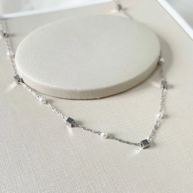 COLAR CHOKER MINI PÉROLAS E QUADRADINHOS 40CM