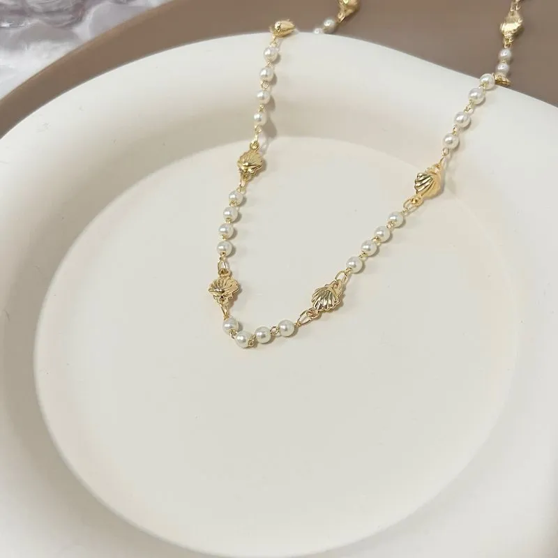 COLAR CHOKER PÉROLAS E CONCHA 45CM