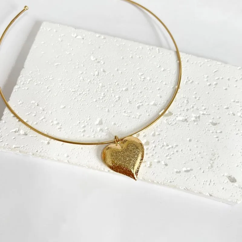 COLAR CHOKER RÍGIDA COM PINGENTE DE CORAÇÃO