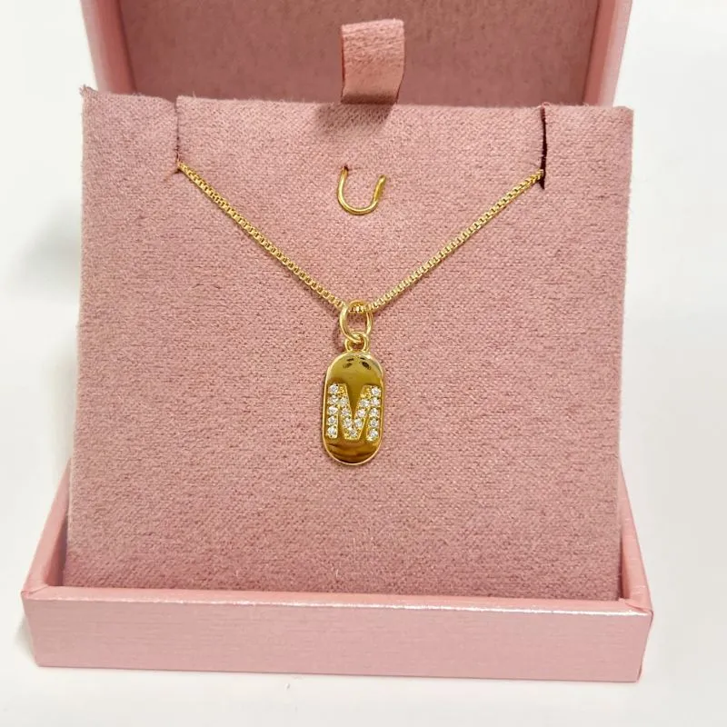 COLAR LETRA PLACA CRAVEJADA - M COLAR LETRA PLACA CRAVEJADA - M