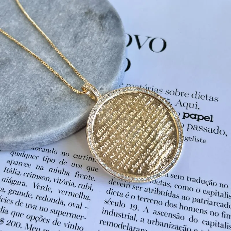 COLAR MEDALHA ORAÇÃO PAI NOSSO COM CRAVAÇÃO DE MICRO ZIRCONIAS EM VOLTA