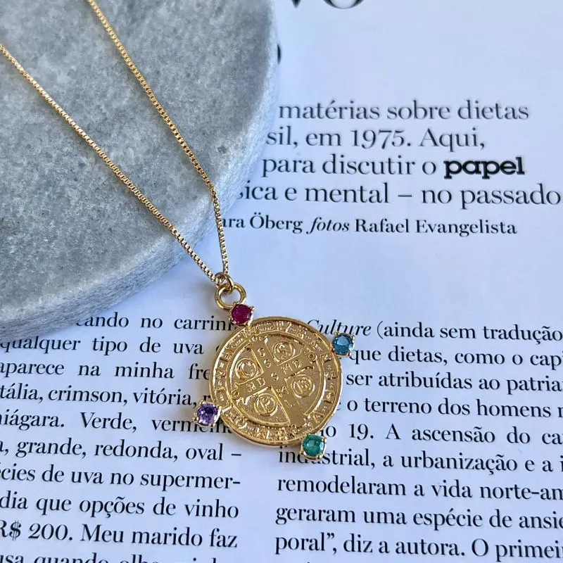 COLAR MEDALHA SÃO BENTO COM PEDRAS COLORIDAS
