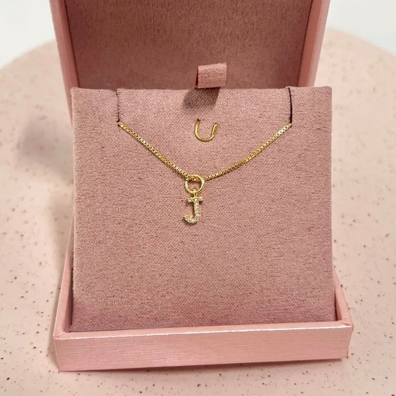 COLAR MINI LETRA CRAVEJADA - J COLAR MINI LETRA CRAVEJADA - J