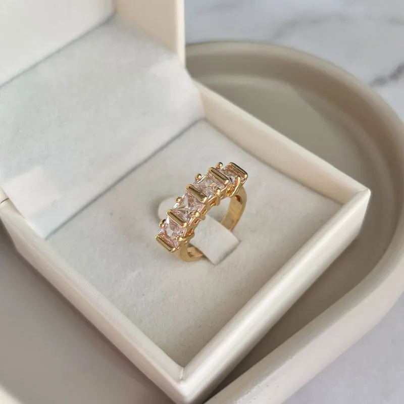 ANEL 4 PEDRAS QUADRADAS DE ZIRCONIA ANEL 4 PEDRAS QUADRADAS DE ZIRCONIA