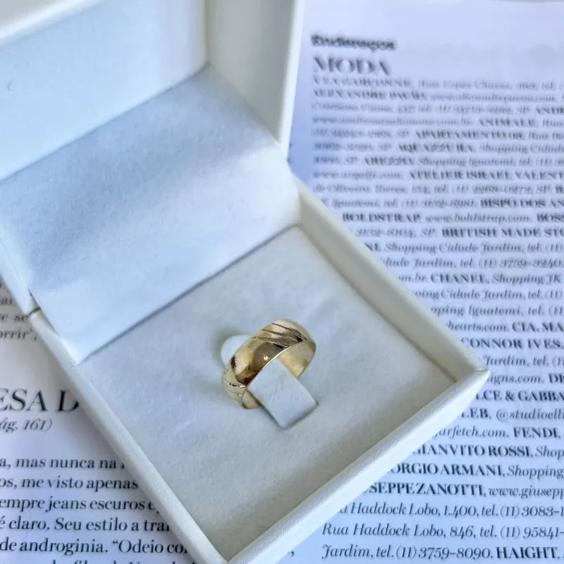 ANEL ALIANÇA COM DETALHE DE 3 FRISOS GRANITADOS ANEL ALIANÇA COM DETALHE DE 3 FRISOS GRANITADOS