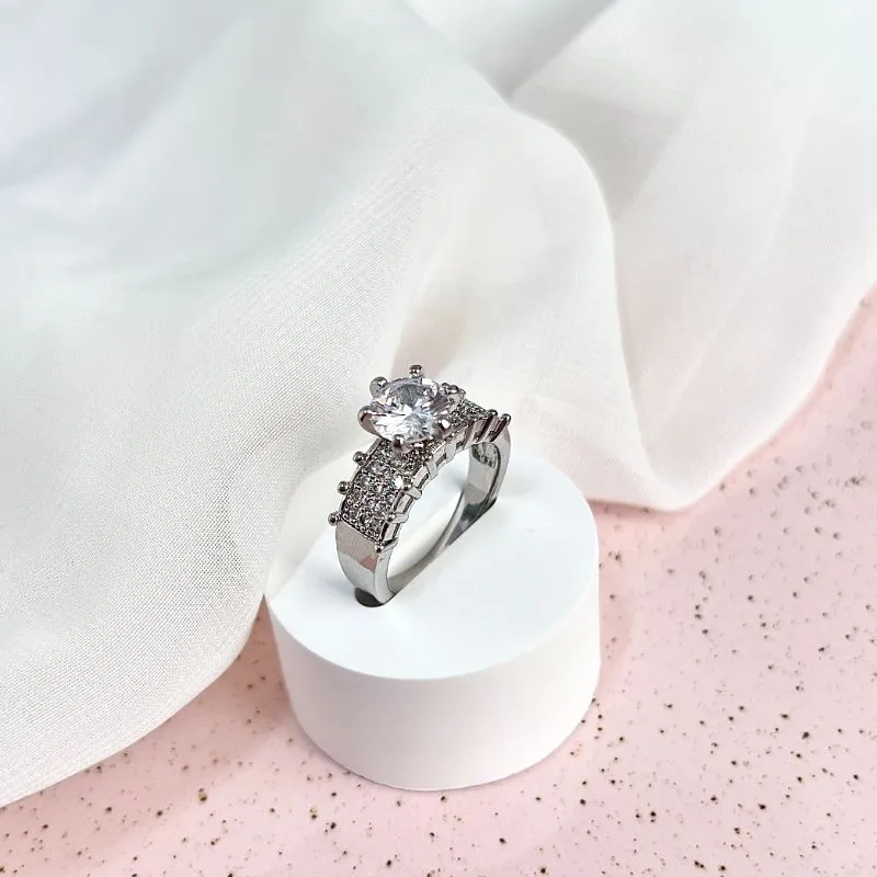 ANEL MAXI SOLITÁRIO COM MICRO ZIRCONIAS ANEL MAXI SOLITÁRIO COM MICRO ZIRCONIAS