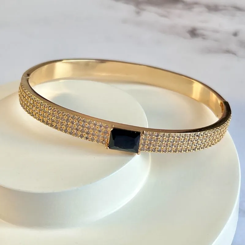 BRACELETE CRAVEJADO COM PEDRA ONIX NO CENTRO