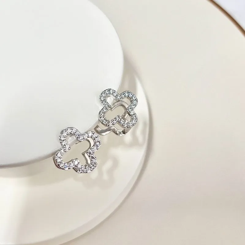 BRINCO ARGOLA ARTICULADA TREVO VAZADO CRAVEJADO