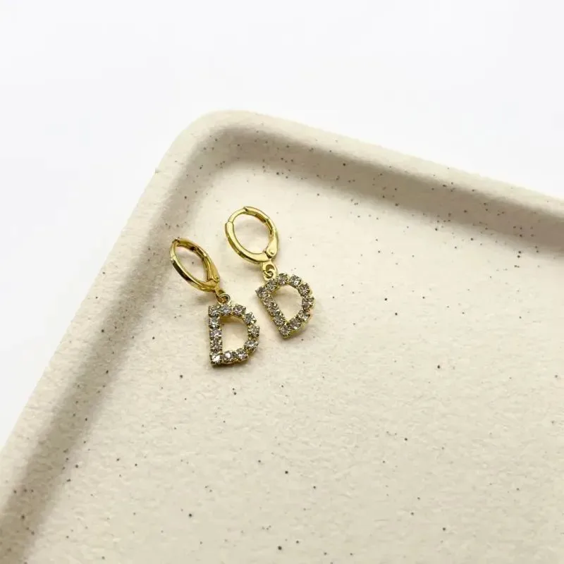 BRINCO ARGOLA DE CLICK LETRAS STRASS - D