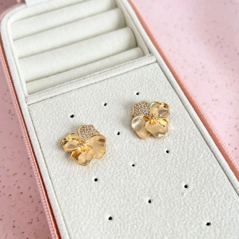 BRINCO FLOR LISA DOURADA BRINCO FLOR LISA DOURADA