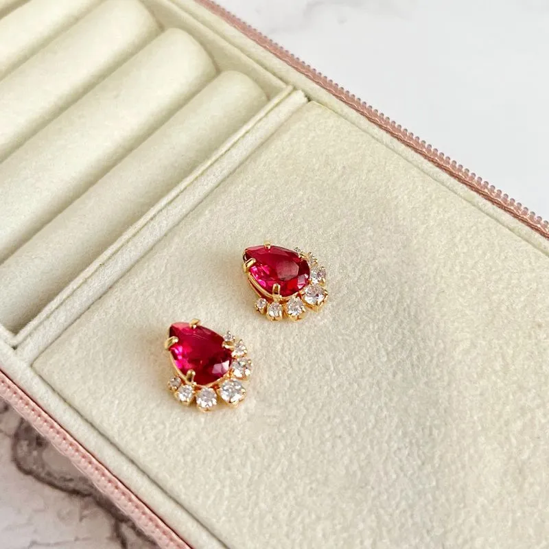 BRINCO GOTA RUBI COM DETALHES