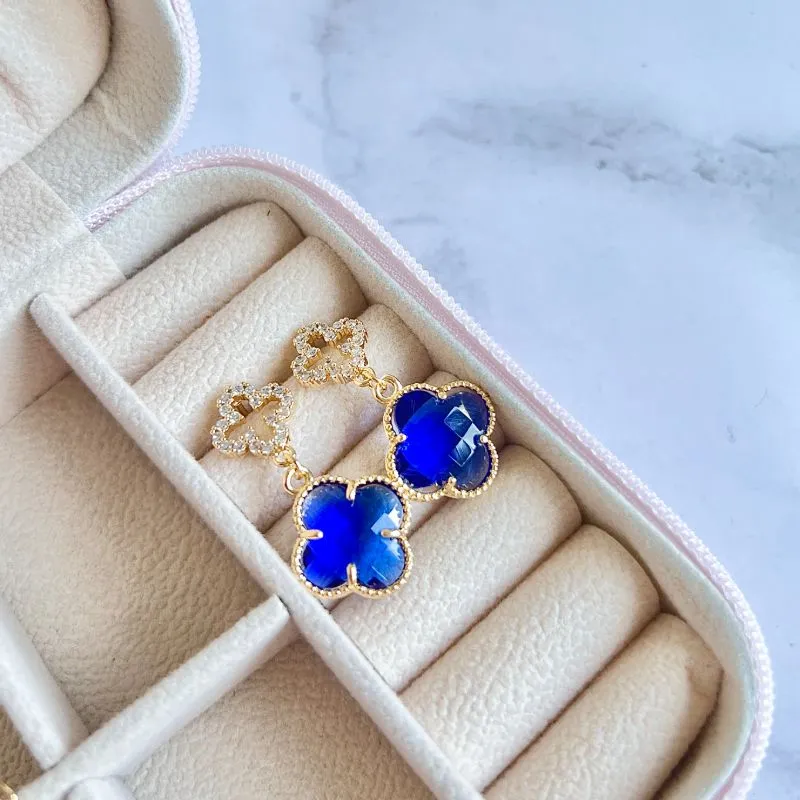 BRINCO TREVO CRAVEJADO COM AZUL BRINCO TREVO CRAVEJADO COM AZUL