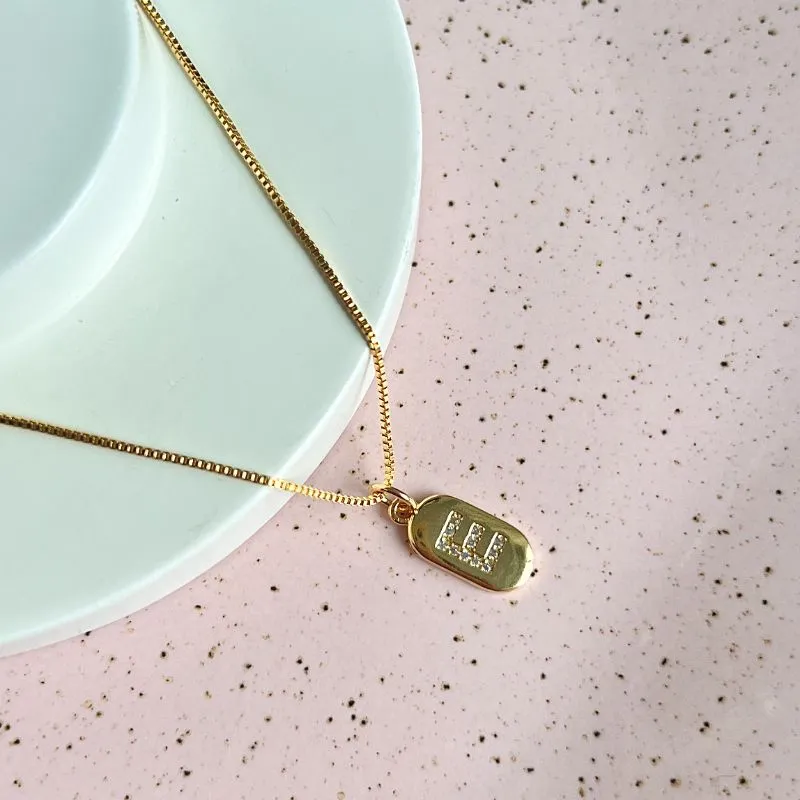 COLAR LETRA PLACA CRAVEJADA - E COLAR LETRA PLACA CRAVEJADA - E