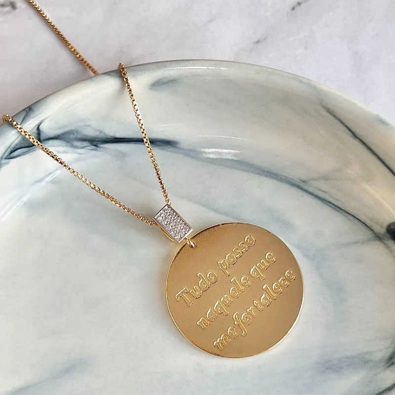 COLAR MEDALHA COM CONTRA ARGOLA CRAVEJADA - TUDO POSSO NAQUELE QUE ME FORTALECE
