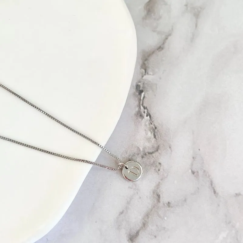 COLAR MINI MEDALHA DE LETRA - D